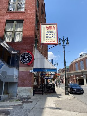 Niki's Pizza by null