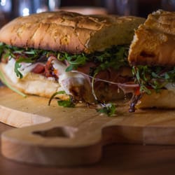 Bellissima - Ciabatta, Baguette oder auch Croque genannt. Hier mit Tomaten, Mozzarella, Parmaschinken, Parmesan und Rucola :)