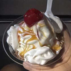 B's & G's Dairy Crest - Carmel sundae - small