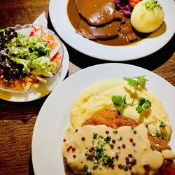 Zum Goldenen Einhorn - Schnitzel Madagascar, Sauerbraten, House salad. Zum Goldenen Einhorn in Aachen, Germany