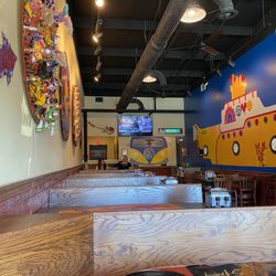 Peace Love and Pizza - Lots of seating