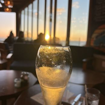 Monarch Ocean Pub - Poema Cava, happy hour at sunset - Gastropubs Near Me - Del Mar, California