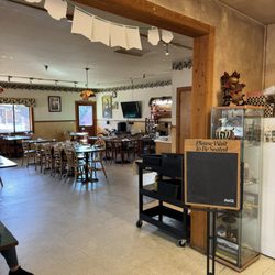 Luigi's - Dining area
