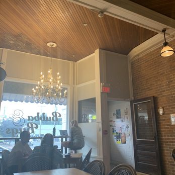 Bubba and Bugs - people sitting at tables in a restaurant - Coffee & Tea Near Me - Kemptville, Ontario