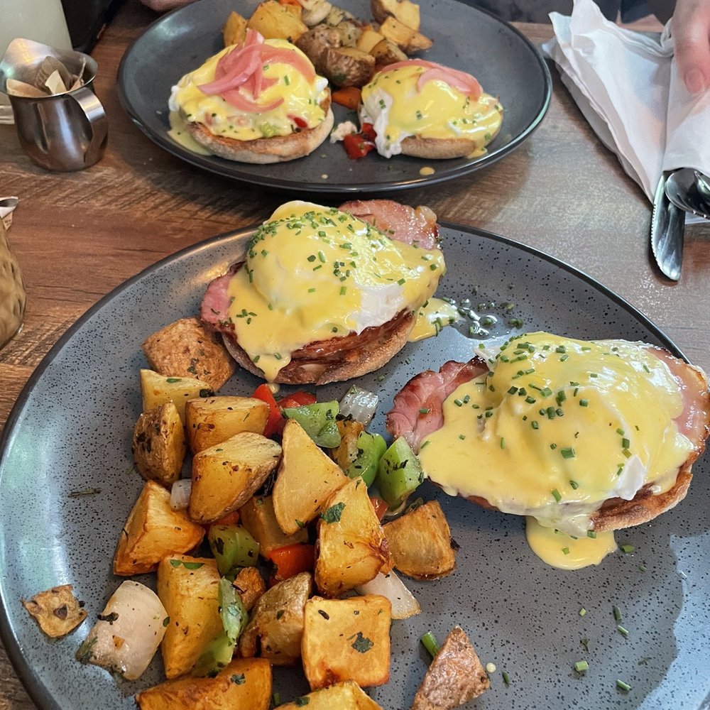 Cali eggs Benedict and classic egg Benedict