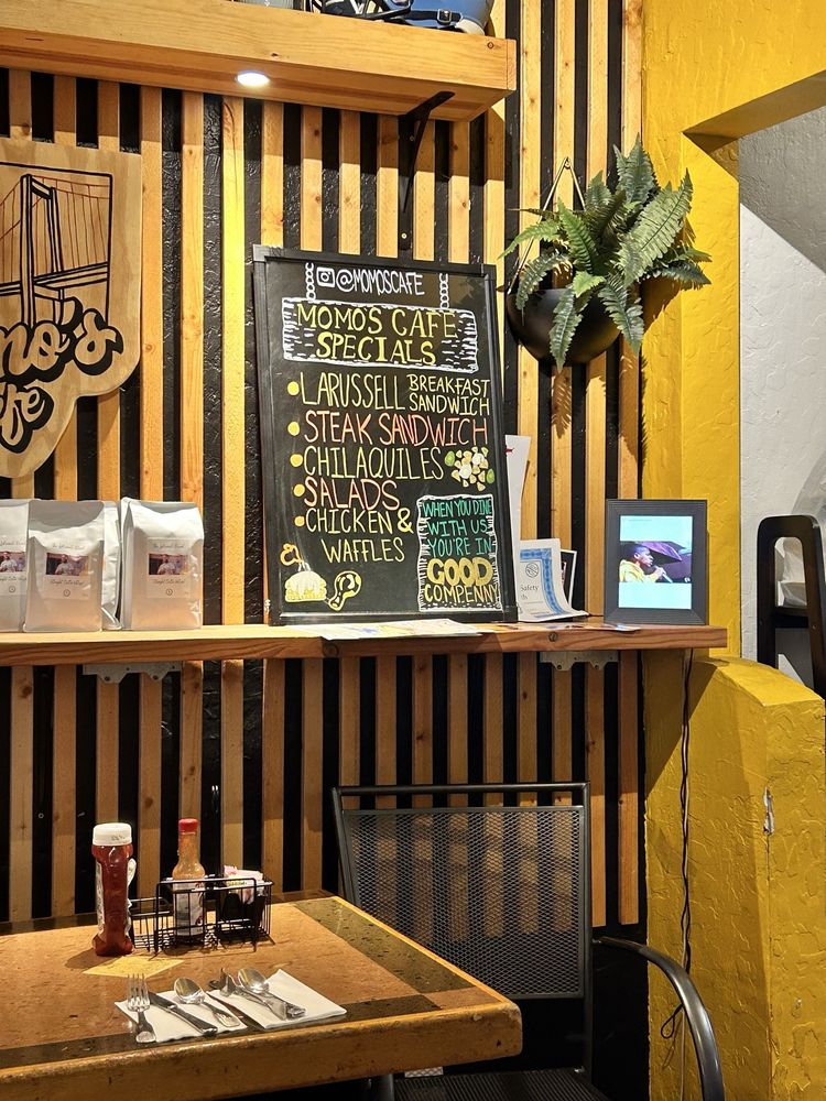Momo's Cafe