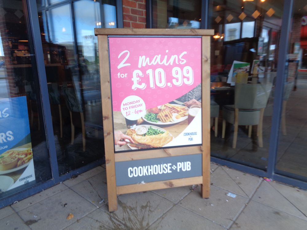 THE SUBMARINER COOKHOUSE + PUB 2126 West Parade, Rhyl, Denbighshire