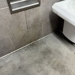 7-Eleven - Dirty wall and floor