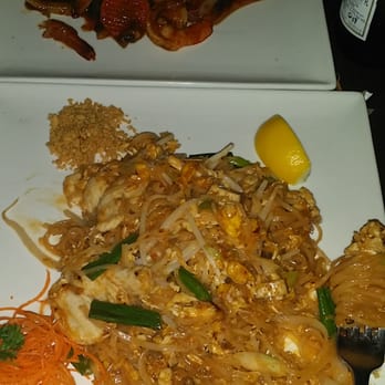 Yummy Thai - Shrimp & cashew (top), chicken pad thai...great tasting! - Thai Near Me - New York, New York