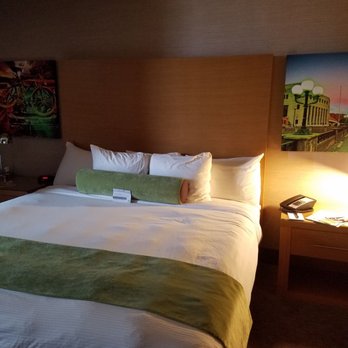 Whitney Peak Hotel Reno, Tapestry Collection by Hilton - Super comfortable pillow top bed and lots of pillows - Hotels Near Me - Reno, Nevada Whitney Peak Hotel Reno, Tapestry Collection by Hilton - Super comfortable pillow top bed and lots of pillows - Hotels Near Me - Reno, Nevada