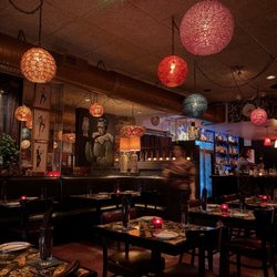 L'Opossum - Bar and dining area