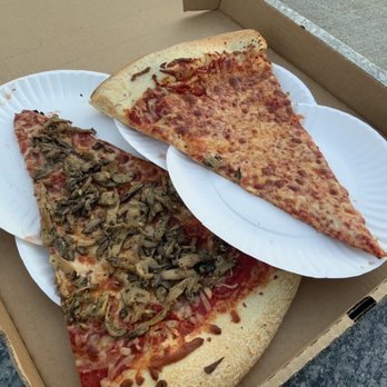 Benny Scarpetta's - Garlic Mushroom Pizza Slice, Cheese Pizza Slice - Pizza Near Me - Lynchburg, Virginia Benny Scarpetta's - Garlic Mushroom Pizza Slice, Cheese Pizza Slice - Pizza Near Me - Lynchburg, Virginia