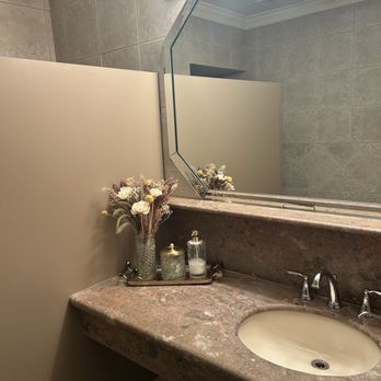 Kreis' Steakhouse - Bathroom - Steakhouses Near Me - St Louis, Missouri