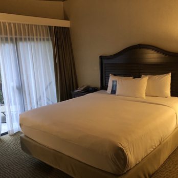 Bahia Resort Hotel - Amazing comfortable beds and lots of pillows - San Diego, CA