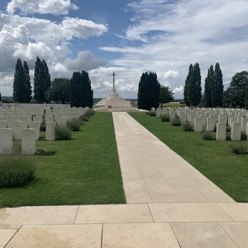Tyne Cot Commonwealth War Graves - All stones face the cross - Landmarks & Historical Buildings Near Me - Zonnebeke, VWV