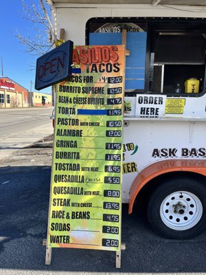 Basilios Tacos by null