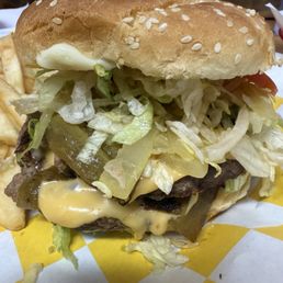 Burger w/ green chilis & cheese Burger w/ green chilis & cheese