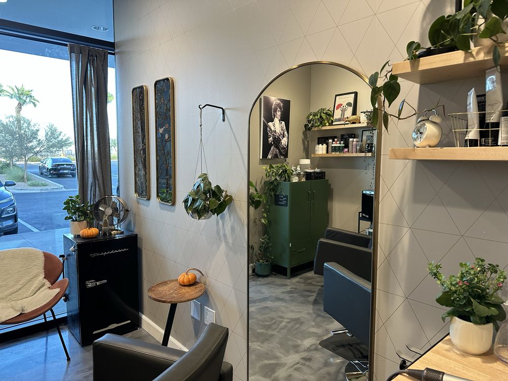 Albina's Men's Grooming Logo