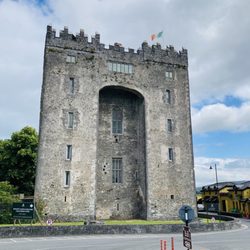 Durty Nelly's - 500 feet from Bunratty Castle