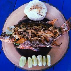 La Bamba - Pescado fresco del día frito y  bien crujiente.