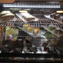 Cafe MokannTi - Die Kuchentheke mit wirklich köstlichen hausgemachten Kuchen - besondere Spezialität ist der "Kalte Hund"