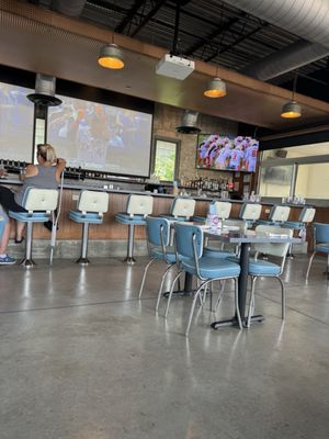 Hank's Garage and Grill by null