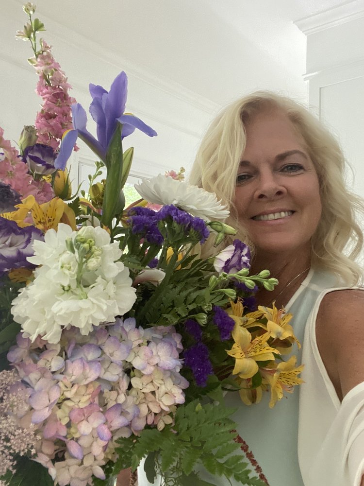 GLINDA’S FLORIST Updated September 2024 16 Photos 1975 Sandifer