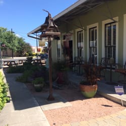 Huckleberry's - Pretty front porch
