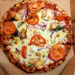 Small Cauliflower pizza with the following toppings: Extra Cheese Grilled Chicken Tomatoes Spinach