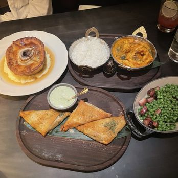 Armitage Alehouse - Chicken Breast Tikka Masala, Spiced Lamb Pot Pie, Sweet Peas & Bacon, Spinach & Paneer Samosas - Pubs Near Me - Chicago, Illinois