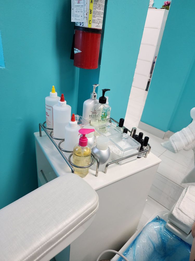 CHIPNNAILS Updated October 2024 12 Photos 12555 Mariposa Rd