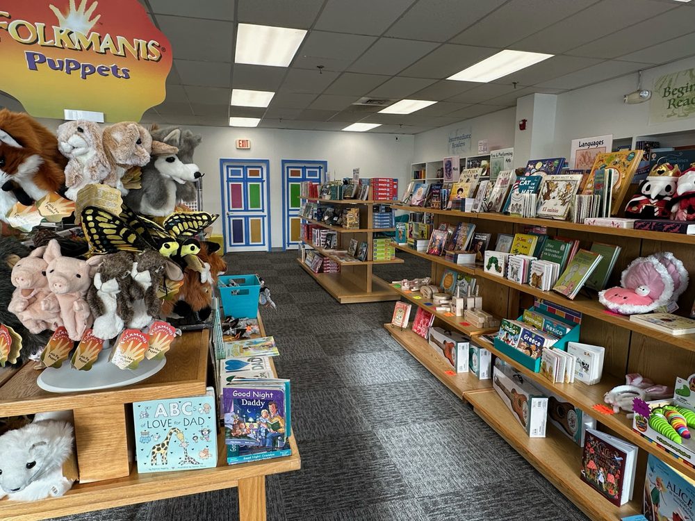 Wonderland Books and Toys Logo