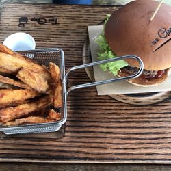 Two Bro‘s - Hamburger mit Süßkartoffelpommes