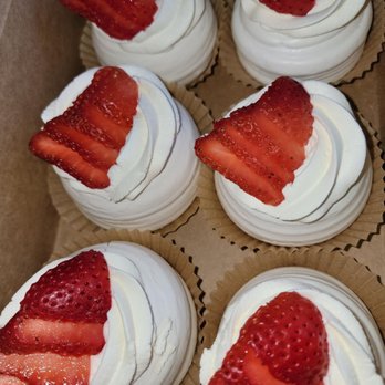 PAVLOVA by Janice - Strawberry with caramel. - Desserts Near Me PAVLOVA by Janice - Strawberry with caramel. - Desserts Near Me