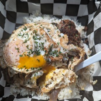 Beachy Queen - Loco moco (with an extra egg) - Food Trucks Near Me - Shalimar, Florida