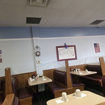 Bringer Inn - Plenty of seating - Breakfast & Brunch Near Me - Saginaw, Michigan