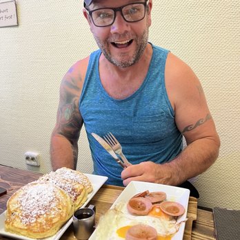 Pancake am Tor - The sausage plate! With 3 buttermilk pancakes, 2 eggs of your choice and sausage - Pancakes Near Me - Munich, BY Pancake am Tor - The sausage plate! With 3 buttermilk pancakes, 2 eggs of your choice and sausage - Pancakes Near Me - Munich, BY