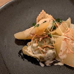 Pure Wine & Food - Grüne Ravioli, Selleriecreme Füllung, Apfel, Bleu d'Auvergne / Green ravioli, celery creme filling, Bleu d'Auvergne. 2025 01 21. M0.