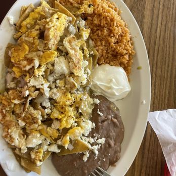 Salsa Taqueria - Green chilaquiles order comes with rice, beans and sour cream (the food here is served well in good portions) - Mexican Near Me - Richmond, California Salsa Taqueria - Green chilaquiles order comes with rice, beans and sour cream (the food here is served well in good portions) - Mexican Near Me - Richmond, California
