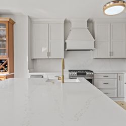 Destin Discount Granite and Cabinets - Alabaster wall cabinets with matching hood