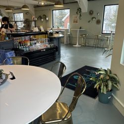 A calm and relaxing vibe, super casual, fresh as can be salads, appealing light drinks and snacks, dine in or carry out.