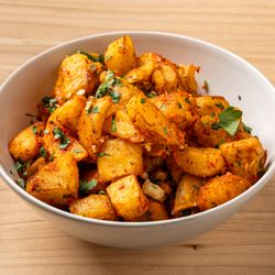 Batata Harra (Spicy garlic potatoes)