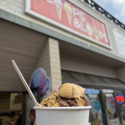 Scoops & Loops - Chocolate peanut butter cup