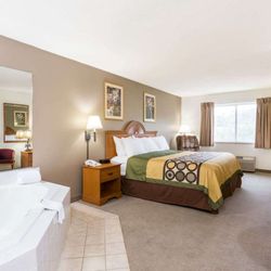 Super 8 by Wyndham Huntington WV - Hot Tub Suite