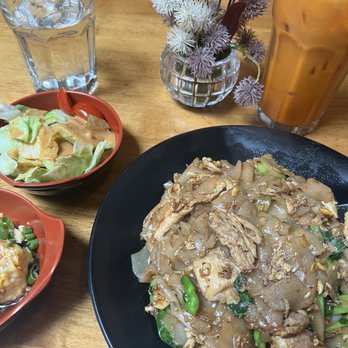 Tue Thai Restaurant - pad see ew lunch special - Thai Near Me - New York, New York