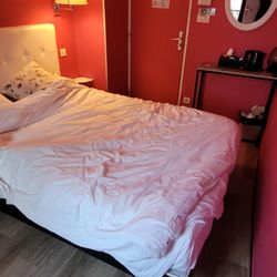 Hôtel le Kléber - Had to walk sideways to get around the bed