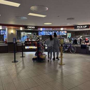 AMC 600 North Michigan 9 - Cinema Near Me - Chicago, Illinois