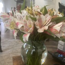 Lawrence Florist - Entire arrangement is approx 8in tall and stems what you could single handedly grab with a single grasp