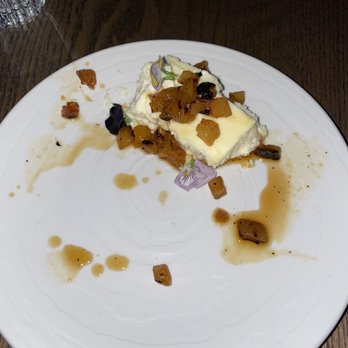 The Farsides - New York styled cheese cake , plating was horrible - Thai Near Me - Montreal, Quebec