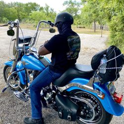 Luckenbach Lodge - Plenty of gravel parking for all guests to use (pic taken on 08/07/2020)